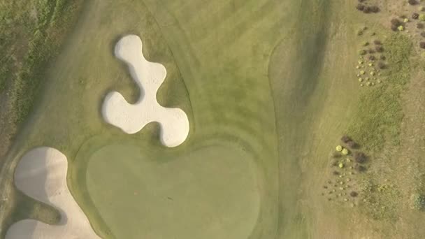 Luchtfoto. Grote luxe golfbaan. Uitzicht op de groene gazons en bomen. Schieten van bovenaf, bovenaanzicht, Drone schieten. — Stockvideo