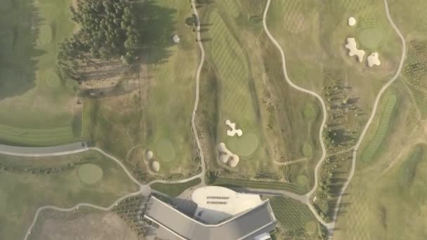 Flygfoto av stor lyxig golfbana. Utsikt över de gröna gräsmattorna och träden. Skytte ovanifrån, ovanifrån, drönarskytte. — Stockvideo