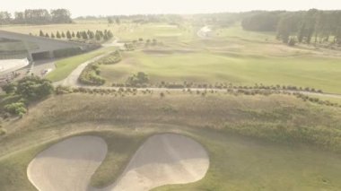 Büyük lüks Golf Sahası havadan görünümü. Yeşil çimenler ve ağaçlar görünümü. Yukarıdan çekim, üst görünüm, drone çekim.