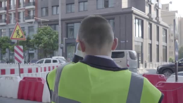 Vue arrière du petit garçon qui enlève un casque, se gratte la tête et met un casque. Concept d'architecte. Ingénieur, architecte, constructeur faisant son travail. Enfant adulte — Video