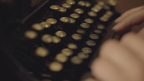 Primer plano manos masculinas escribiendo en una máquina de impresión. Máquina de escribir vieja — Vídeos de Stock