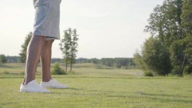Golf sahasında golf oynayan tanınmayan bir adam. Emin adam ısınıyor ve bir Golf Kulübü kullanarak topa vurdu. Açık havada rekreasyon ve spor konsepti.