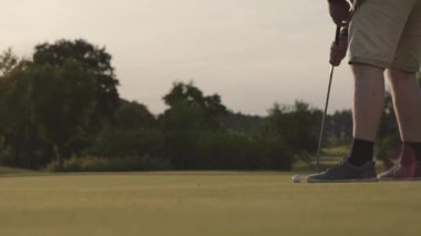 Golf oynamaktan Golf oynarken tanınmayan bir adam. Yaz eğlence.