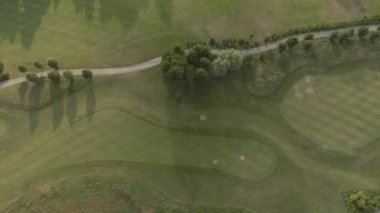Büyük lüks Golf Sahası havadan görünümü. Yeşil çimenler ve ağaçlar görünümü. Yukarıdan çekim, üst görünüm, drone çekim.
