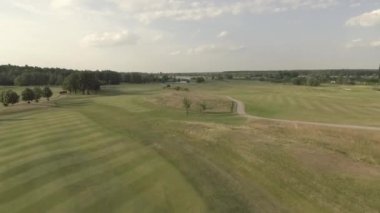 Büyük lüks Golf Sahası yukarıdan çekim. Yeşil çimenler ve ağaçlar görünümü. Yukarıdan çekim, üst görünüm, drone çekim.