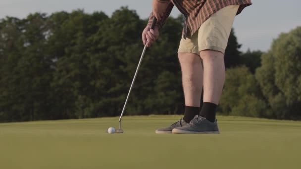 Niet herkend man golfen golf bal op de golfbaan. Zomer vrije tijd. Slow Motion — Stockvideo