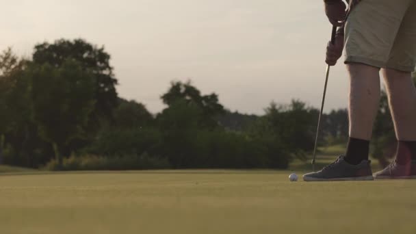 Hombre no reconocido jugando golf golpeando pelota de golf en el campo de golf. Ocio de verano . — Vídeo de stock