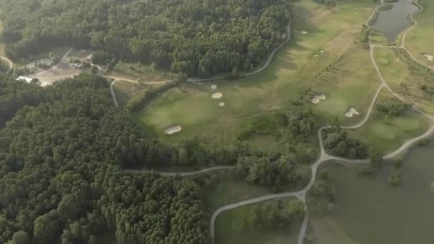 Widok z lotu ptaka na duże, luksusowe pole golfowe. Widok na zielone trawniki i drzewa. Fotografowanie z góry, widok w górę, Strzelanie Drone. — Wideo stockowe
