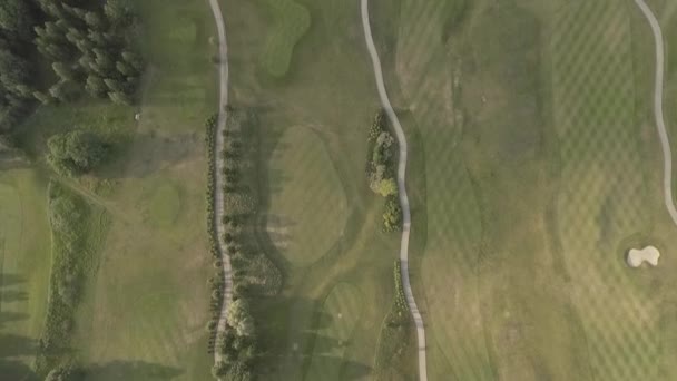 Стрельба сверху большого роскошного поля для гольфа. Вид на зеленые газоны и деревья. Стрельба сверху, вид сверху, стрельба дроном . — стоковое видео