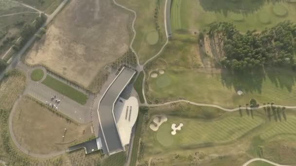 Toppen utsikt över stora lyx golfbana. Utsikt över de gröna gräsmattorna och träden. Skytte ovanifrån, ovanifrån, drönarskytte. — Stockvideo