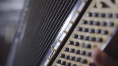 İnsan eli akordeon yakın çekim oynuyor. Rus geleneksel müzik kavramı. Eski enstrümanda neşeli müzik