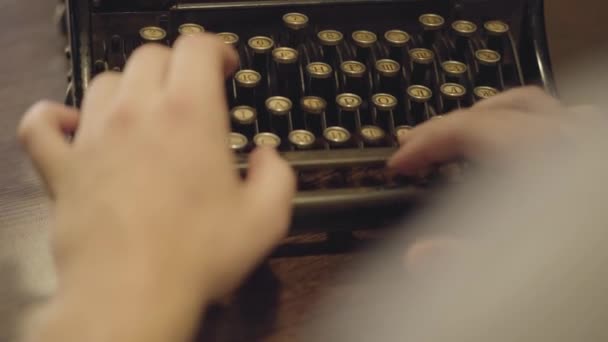 Γυναικεία χέρια που τυπούν αργά στην παλιά γραφομηχανή με ρωσικά γράμματα κοντά. Γυρίσματα πίσω από την πλάτη. Εργαστείτε με σπάνια πράγματα. — Αρχείο Βίντεο