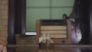 Tanınmayan erkekler Clink glassesin pub yakın çekim.