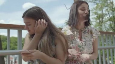 Duygusal genç kadın arkadaşı onun hikayesini anlatmak, ama o, cep telefonu açık havada oturan manifatura dinlemez. Sevimli öğrenci arkadaşı ile sorunu paylaşan, aktif işaret