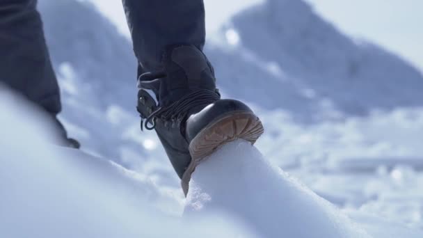 Okänd man klättrade till toppen av isglaciären i kallt vinterväder. Slow motion. — Stockvideo