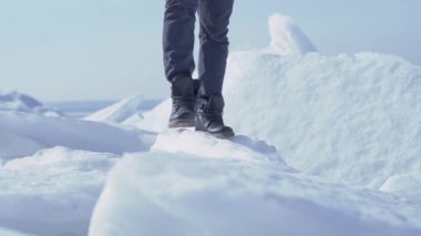 Tanınmayan adam soğuk kış havalarda buz buzulunun tepesine tırmandı. Yavaş hareket.