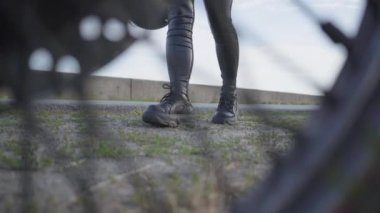 Siyah ayakkabılı tanınmayan motosikletçi motosiklete gelir. Hobi, seyahat ve aktif yaşam tarzı. Onu motosiklet açık havada kadın bisikletçi.