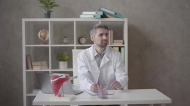 Genç doktor modern klinikte elinde x-ray ile ofise giren eski meslektaşı, selamlıyor. Doktor iş arkadaşına röntgen çektirerek tavsiye istedi. Tıbbi tedavi kavramı