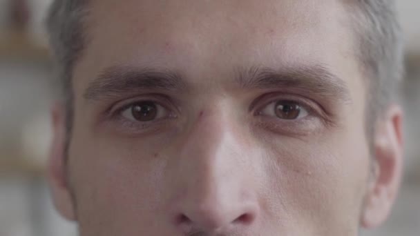 Portrait de visage coupé de l'homme regardant la caméra profiter du mode de vie exécutif sur le fond d'une cuisine moderne. Série des personnes réelles . — Video