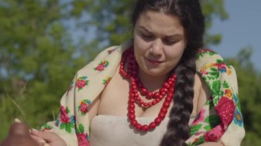 Güzel kilolu kadın bal açık havada krep yemek portresi. Sağlıklı ev yapımı yiyecekler, doğayla bağlantısı. Kırsal yaşam tarzı. Kırsal kesimde öğle yemeği molası. Gerçek kırsal kadın.