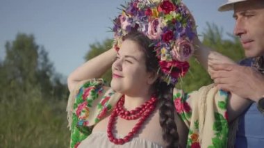 Bir kask ve tulum yetişkin bahçıvan kafasına bir çelenk ile sevimli bir tombul kız kadar yürür. Hoş ve beklenmedik toplantılardan bir kadının samimi sürprizve zevki. Sahada kırsal çalışmalar.