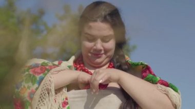 Sevimli tombul kadın kabuk açık havada haşlanmış yumurta temizleme orijinal bir yol gösterir. Komik hayat kesmek. Yenilik yöntemi. Kırsal yaşam tarzı. Kırsal kesimde öğle yemeği molası. Gerçek kırsal kadın.