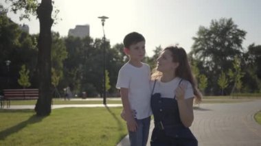 Büyük kız kardeşi yaz parkında sohbet küçük kardeşi ile zaman harcamak. Açık havada boş zaman. Kardeşler arasındaki dost ilişkileri