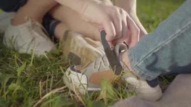 Kardeşinin spor ayakkabılarına bağlıyorum. Küçük çocuğa bakmakta olan kız. Kardeşler ilişkileri