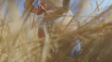 Vücut kıyafeti giyen beceri kadın buğday alanında rahatlatıcı. Tanınmayan kız kamera poz doğa sahiptir. Kendine güvenen kaygısız kız açık havada. Gerçek insanlar serisi. Arka görünüm.