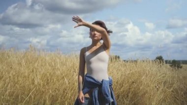 Bir şey sunan bodysuit giyen sevimli kadın ve havada bir elle reklamları gösterir. Sanal reklam kavramı. Sanal yazıt üzerinden ilerleyin. Carefree kız açık havada. Gerçek insanlar serisi