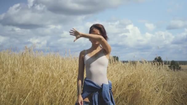 Självsäker kvinna klädd Body presentera något och visar annonser med en hand i luften. Virtuellt annonserings koncept. Bläddra igenom den virtuella inskriften. Bekymmerslös flicka utomhus. Real People-serien — Stockvideo
