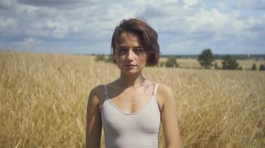 Çok güzel bir kadın bodysuit giyen bir şey sunuyor ve havada bir elle reklamları gösterir. Sanal reklam kavramı. Sanal yazıt üzerinden ilerleyin. Carefree kız açık havada. Gerçek insanlar serisi