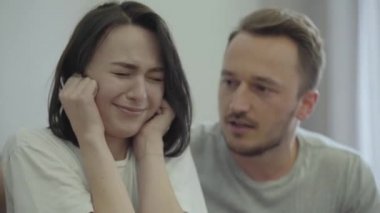 Evde karısına bağıran öfkeli adamın portresi. Erkek ve kadın arasındaki ilişkinin sorunları. İhanet, güvensizlik, ayrılık konsepti. Aile içinde yanlış anlama.