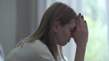 Evde stresli bir kadının portresi. İlişkilerde sorunlar var. İhanet, güvensizlik, ayrılık konsepti. Kişisel hayatta sorunları olan huzursuz kız, Aile içinde yanlış anlama, ayrılık muzdarip.