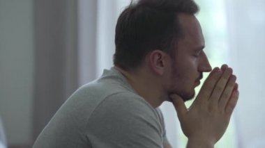 Evde stresli adamın portresi. İlişkilerde sorunlar var. İhanet, güvensizlik, ayrılık konsepti. Depresyonda olan adam. Kişisel hayatında sorunları olan huzursuz adam ayrılık muzdarip.