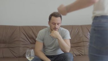Tanınmayan öfkeli Kadın kocasına evde bağırıyor. Erkek ve kadın arasındaki ilişkinin sorunları. İhanet, güvensizlik, ayrılık konsepti. Aile içinde yanlış anlama.