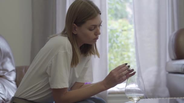 Triest vrouw Holding trouwring onder de wijn glas. Familieproblemen. Verraad, scheiding, break-up concept. Rusteloze meisje problemen in het persoonlijke leven lijdt breken, misverstand in familie. — Stockvideo