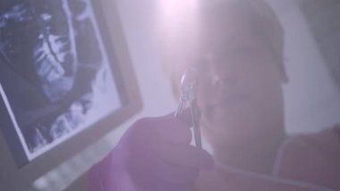 Kadın diş hekimi korkunç tıbbi aracı tutarak parlak ışıkta hasta üzerinde eğildi. Doktor diş tedavisi için hazır. Diş tedavisi, tıbbi konsept. Diş bakımı.