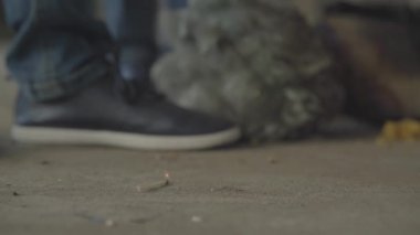 Terk edilmiş binada kibritlerle oynayan tanınmayan iki çocuk. Maç yere düşüyor ve çocuklar kaçıyor. Yangın kavramı, yanıcılık, güvenlik kurallarına uyulmaması.