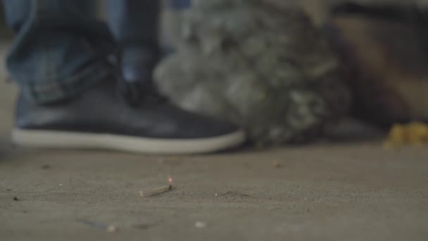 Dos chicos no reconocidos jugando con los fósforos en un edificio abandonado. El partido cayendo al suelo y los niños huyendo. Concepto de incendio, inflamabilidad, incumplimiento de las normas de seguridad . — Vídeos de Stock