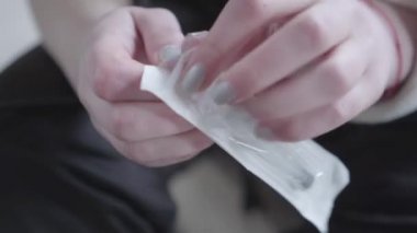 Dişi eller ambalajından bir şırınga alarak enjeksiyonu yakın hale getirmeye hazırlanıyor. Uyuşturucu bağımlılığı. Sağlıksız yaşam tarzı, kötü alışkanlık. Uyuşturucu bağımlıları