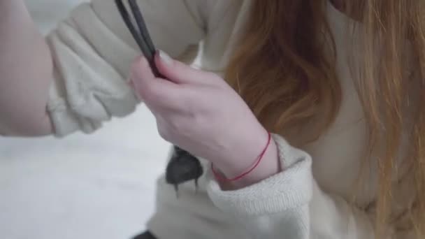 Młoda rudowłosy dziewczyna junkie jest wiązanie przewód na ramieniu do krwi pęd do żyły do podjęcia kolejnej dawki leku. Uzależnionych od narkotyków. Zbliżenie — Wideo stockowe