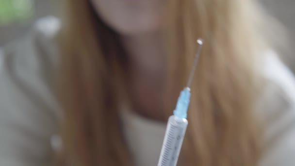 Frauenhände schütteln Heroin aus einer Spritze ab, die sich auf die Injektion aus nächster Nähe vorbereitet. Drogensucht. Ungesunder Lebensstil, schlechte Angewohnheit. Drogenabhängige — Stockvideo