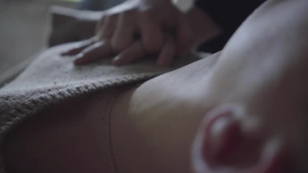 Na dívku ležící na podlaze mrtvého nebo v bezvědomí, které provádí umělou masáž srdce a kontroluje puls. — Stock video