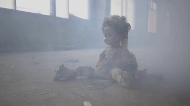 Dva chlapci procházející temnou místností v oblaku kouře na pozadí. Strašidelná panenka hoří na podlaze v popředí. Koncepce požáru, hořlavosti, nedodržení bezpečnostních předpisů. — Stock video