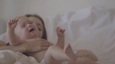 Annelerin kollarında ağlayan güzel bir kız bebek yatakta yatıyordu. Yaramaz çocuğunu sakinleştirmeye çalışan bir kadın. Annelik kavramı, büyüyen çocuklarda zorluklar, aşk. Yavaş çekim