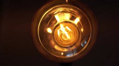 Siyah arka plan üzerinde Tungsten ampul lamba. Aydınlık ve karanlık kavramı, fikir, modern evde elektrik. Alt görünüm.