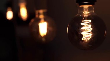 Siyah arka plan üzerinde Tungsten ampul lambalar. Aydınlık ve karanlık kavramı, fikir, modern evde elektrik.