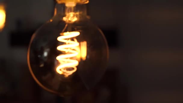 Вольфрам лампы лампы на черном фоне. Понятие света и тьмы, идея, электричество в современном доме . — стоковое видео