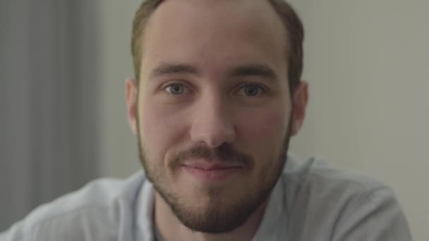 Portrait de jeune homme beau barbu souriant regardant la caméra profiter du mode de vie exécutif. Série des personnes réelles . — Video